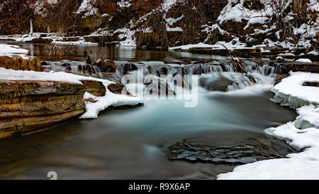 Una lunga esposizione di Mark Creek Marysville Cade vicino a Kimberley della Columbia britannica in Canada in inverno East Kootenays Foto Stock