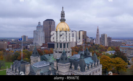 Gli edifici del centro sotto un cielo scuro al Connecticut State Capitol Building a Hartford Foto Stock