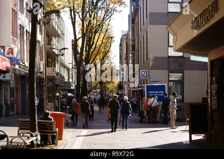 Worm, Germania - 13 Ottobre 2018: Il Rathenau Street, una strada dello shopping nel centro della città su ottobre 13, 2018 in Worms. Foto Stock