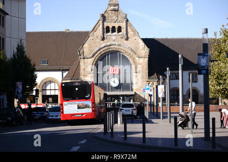 Worm, Germania - 13 Ottobre 2018: Bus e il traffico su strada di fronte alla stazione ferroviaria principale su ottobre 13, 2018 in Worms. Foto Stock