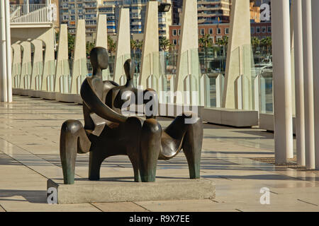 In bronzo statua moderna di due persone di seduta nel Paseo del muelle onu promenade in una giornata di sole Malaga Foto Stock