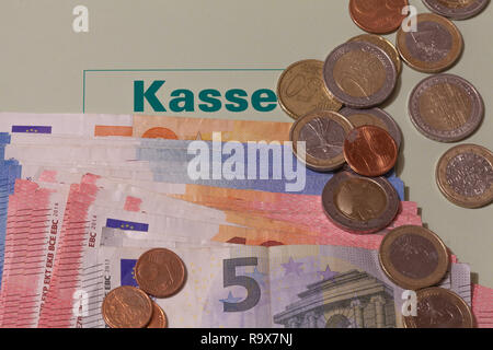 Cashbook tedesco con il denaro - Euro denaro contando - Valuta Euro Foto Stock