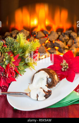 Traditional Christmas pudding al brandy salsa. Foto Stock