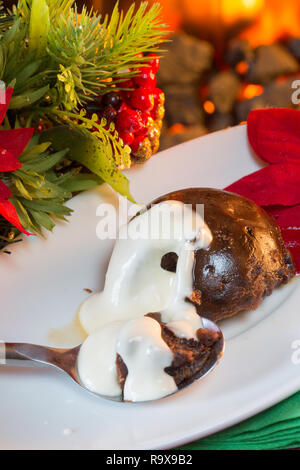 Traditional Christmas pudding al brandy salsa. Foto Stock