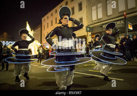 Brighton, East Sussex, Regno Unito. 21 dic 2018. La masterizzazione degli orologi lantern parade segnando il giorno più corto dell'anno. © Guy Corbishley/Alamy Live News Foto Stock