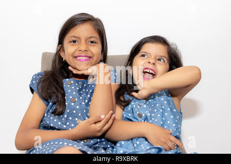 Bella sorridente sorelle con abiti Foto Stock