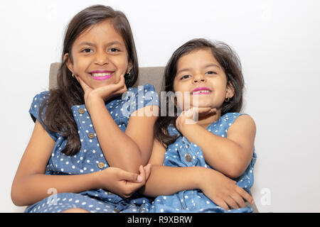 Bella sorridente sorelle con abiti Foto Stock