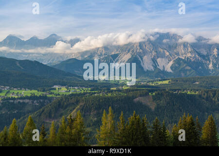 Scenario estivo in Schladming, Austria. Schladming è un piccolo ex città mineraria nel nord-ovest di Stato Austriaco della Stiria che è ora un pop Foto Stock