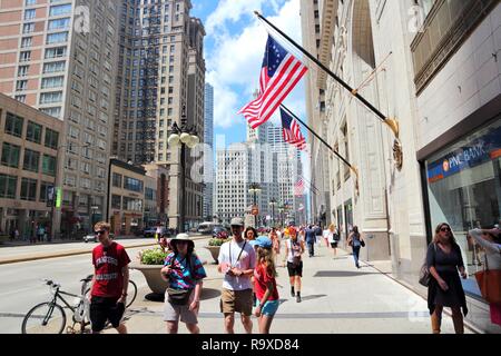 CHICAGO, Stati Uniti d'America - 27 giugno 2013: la gente a piedi nel centro cittadino di Chicago. Chicago è la terza più popolosa città statunitense con 2,7 milioni di residenti (8,7 milioni nel suo Foto Stock