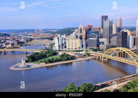 PITTSBURGH, Stati Uniti d'America - 30 giugno 2013: vista dello skyline di Pittsburgh. È la seconda più grande città della Pennsylvania con una popolazione di 305,841. Foto Stock