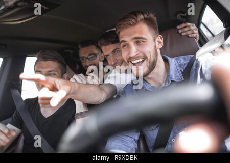 Gruppo di happy amici su una macchina Foto Stock