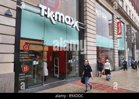 LEEDS, Regno Unito - 11 luglio 2016: la gente a piedi da TK Maxx store in Leeds, Regno Unito. Nel 2014 l'outlet abbigliamento e beni per la casa azienda aveva alcuni negozi 1000 world Foto Stock