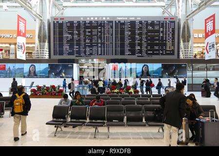 TOKYO, Giappone - 5 dicembre 2016: Visita i passeggeri dall'Aeroporto Narita di Tokyo, Giappone. Aeroporto Internazionale di Narita è il secondo aeroporto più trafficato del Giappone (af Foto Stock