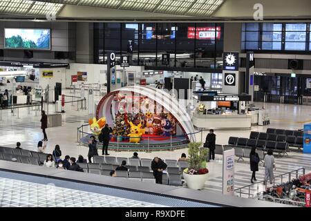 TOKYO, Giappone - 5 dicembre 2016: Visita i passeggeri dall'Aeroporto Narita di Tokyo, Giappone. Aeroporto Internazionale di Narita è il secondo aeroporto più trafficato del Giappone (af Foto Stock