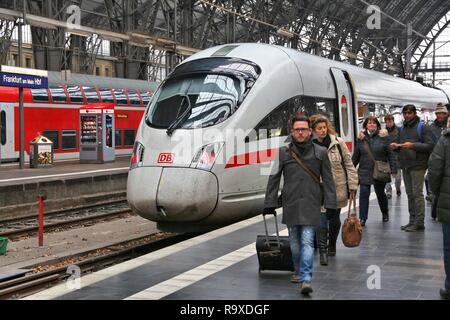 Francoforte, Germania - 6 dicembre 2016: Passeggeri acceso il treno intercity a Frankfurt Hauptbahnhof stazione in Germania. È tra i 5 più trafficati stazio Foto Stock