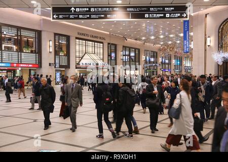 OSAKA, Giappone - 22 novembre 2016: passeggeri frettolosi a stazione Hankyu Umeda di Osaka in Giappone. Stazione Hankyu Umeda inaugurato nel 1910 ed è gestito da Han Foto Stock