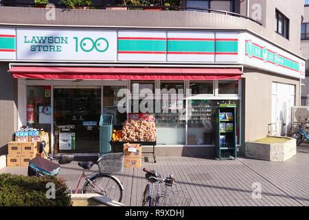 TOKYO, Giappone - 30 novembre 2016: Lawson 100 drogheria a Tokyo, Giappone. Lawson 100 è un bilancio convenience store brand dove la maggior parte degli elementi sono fissati il prezzo di Foto Stock