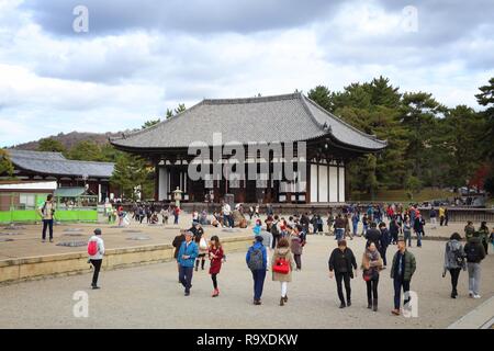 NARA, Giappone - 23 novembre 2016: turisti visita Tempio di Kofuku-ji di Nara, Giappone. Il tempio è parte di Nara il Sito Patrimonio Mondiale dell'UNESCO. Foto Stock