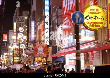 OSAKA, Giappone - 21 novembre 2016: le luci al neon di strada Dotonbori di Osaka in Giappone. Dotonbori è la principale area di intrattenimento di Osaka. Foto Stock