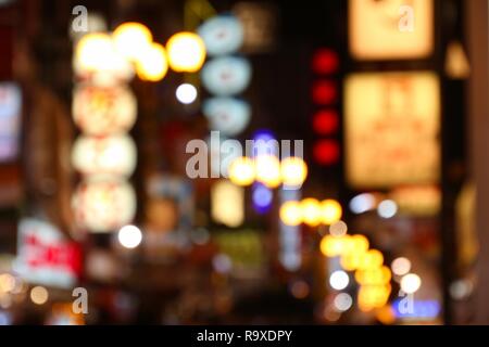 Città al neon. Grande città luci - defocalizzata Osaka, Giappone. Foto Stock