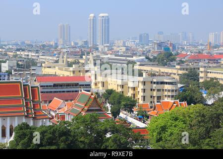 BANGKOK, Tailandia - 7 dicembre 2013: vista dello skyline con architettura moderna in Bangkok. Bangkok è la città più grande della Tailandia con 14 milioni di persone Foto Stock
