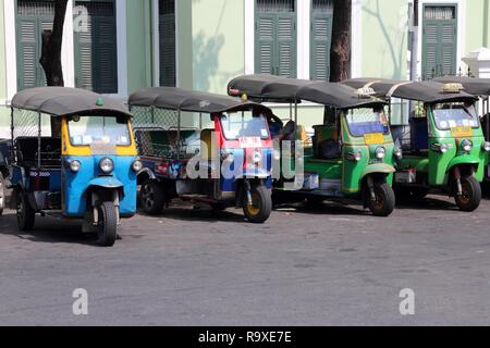 BANGKOK, Tailandia - 7 dicembre 2013: tuk tuk moto taxi parcheggiato in Bangkok. Bangkok è la città più grande della Tailandia con 14 milioni di persone che vivono Foto Stock