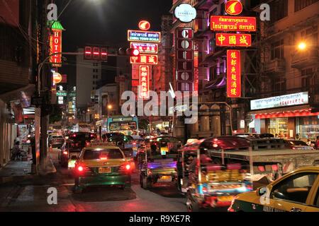 BANGKOK, Tailandia - 6 dicembre 2013: la gente visita Chinatown a Bangkok. Samphanthawong District comunità cinese risale almeno al 1780s. Foto Stock