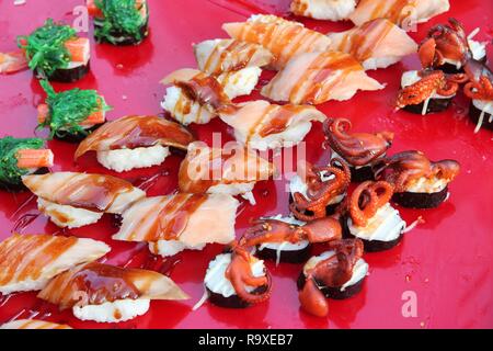 Mercato alimentare a Bangkok, in Thailandia. Sushi a buffet scelta - cucina asiatica. Foto Stock