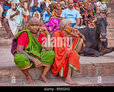Gli indù a curiosi cerimonia religiosa in Varansi, Uttar Pradesh, India Foto Stock