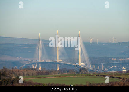 Una vista da West Lothian verso Fife che mostra la Queensferry incrocio con il ponte Forth Road, a destra. Foto Stock