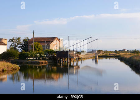 La pesca hous lungo il canale di Cervia, provincia di Ravenna. Italia Foto Stock