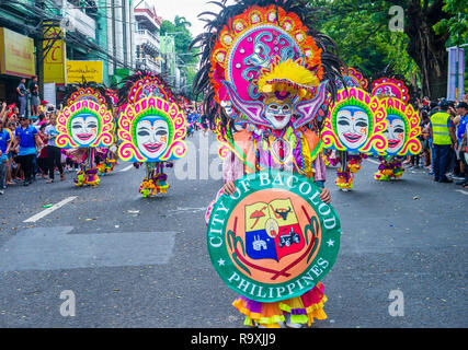 Partecipanti al Masskara Festival nelle Filippine Bacolod Foto Stock