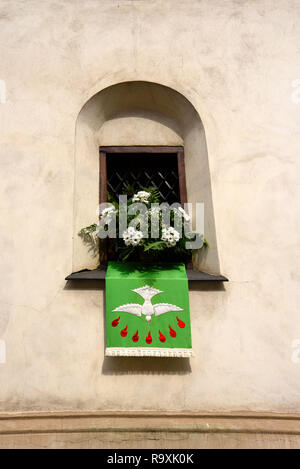 Chiesa di San Pietro e di San Paolo a Cracovia in Polonia con la sua splendida facciata con finestre vestito per la Solennità del Corpus Domini Foto Stock