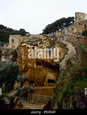 L'Italia. Cuma fondata nel 1207 A.C. dal colono di Eubea, Grecia. La Cripta romana. La parte che è visibile è l'ultimo tratto di un lungo tunnel che inizia a Via Sacra e passa attraverso la collina di Cuma. Essa fu costruita in epoca di Augusta (27 BC-14 AD). Campania. Foto Stock