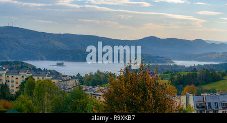 Polanczyk, monti Bieszczady. Polonia: il sorgere del sole sulle montagne. Viste da vicino alla collina. In background Solina Lago. Foto Stock