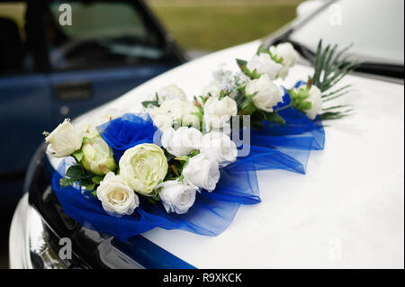 Auto nozze decor e bouquet di fiori. auto Fiori per Decorazione matrimoni Foto Stock