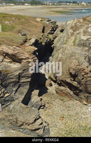 Ardesia Rock crepe sulla spiaggia delle cattedrali a Ribadeo. Il 1 agosto 2015. Geologia, paesaggi, Viaggi, vacanze, natura. Spiaggia di cattedrali, R Foto Stock