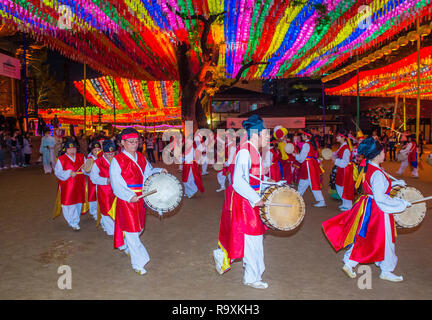 I ballerini coreani si esibiscono al Tempio di Jogyesa durante il Festival delle Lanterne di Loto a Seoul , Corea Foto Stock