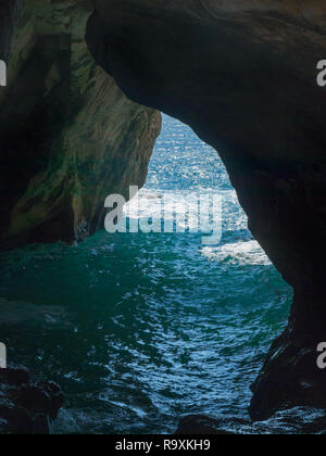 Navigare all'interno di una grotta presso il rosh hanikra Park nel nord di Israele al confine con il Libano Foto Stock