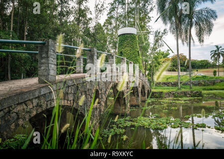 Campinas / SP / Brasile - 23 dicembre 2018: piccolo parco con mulino a vento e ponte a 'Swiss Park' quartiere Foto Stock