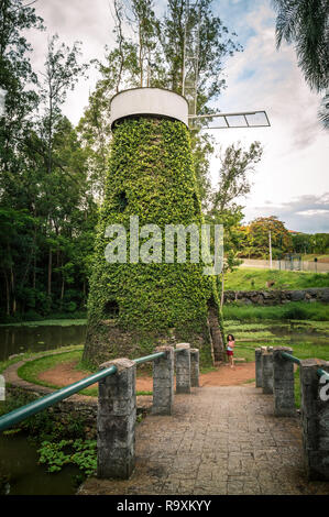 Campinas / SP / Brasile - 23 dicembre 2018: piccolo parco con mulino a vento e ponte a 'Swiss Park' quartiere Foto Stock