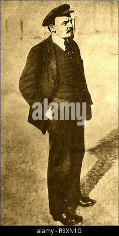 Una piena lunghezza ritratto fotografico di Vladimir Lenin (Vladimir Ilyich Ulyanov) della Russia sovietica , rivoluzionario comunista, politico e teorico politico Foto Stock