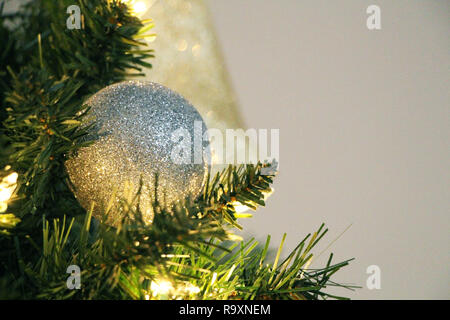 Close up di un silver glitter ornamento di Natale Foto Stock