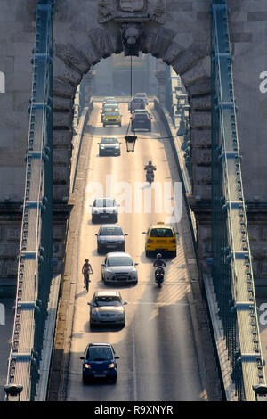 Il traffico sul ponte delle catene di Szechenyi, Budapest Foto Stock