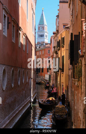 Canale di piccole dimensioni a Venecia, Italia Foto Stock