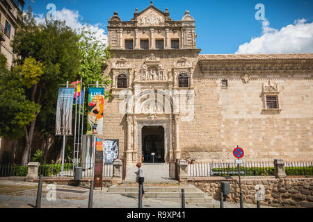 Toledo, Spagna - 28 Aprile 2018: Donna a piedi nella parte anteriore del Museo Santa Cruz in Toledo su una giornata di primavera. Plateresque edificio del sedicesimo centu Foto Stock