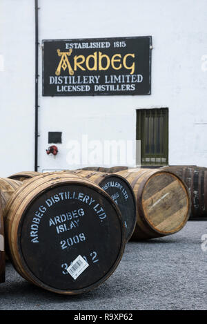 Botti di whisky alla distilleria Ardbeg, Islay, Ebridi Interne, Argyll & Bute, Scozia Foto Stock