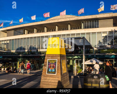 Il Royal Festival Hall SouthBank Centre di Londra. Architetti Robert Matthew e Leslie Martin, aperto 1951 come parte del Festival della Gran Bretagna Foto Stock