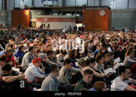 Madrid, Spagna. 28 dicembre, 2018. I giovani pellegrini sono illustrati più avanti della preghiera della sera. Circa 15.000 pellegrini provenienti da Europa e al di là di assemblati a Madrid in Spagna per l annuale incontro europeo dei giovani della comunità di Taizé themed 'un pellegrinaggio di fiducia sulla terra ". La comunità di Taizé è un cristiano interconfessionale ordine monastico dalla Francia. Credito: Michael Debets/Pacific Press/Alamy Live News Foto Stock