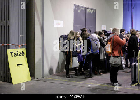 Madrid, Spagna. 28 dicembre, 2018. Giovani pellegrini in coda per la registrazione. Circa 15.000 giovani pellegrini provenienti da tutta Europa e oltre sono arrivati a Madrid in Spagna per l annuale Incontro europeo dei giovani di Taizé ecumenico comunità. L incontro di preghiera e di meditazione è tenuta sotto il motto "pellegrinaggio di fiducia sulla terra " per il 41volta quest'anno. Credito: Michael Debets/Pacific Press/Alamy Live News Foto Stock